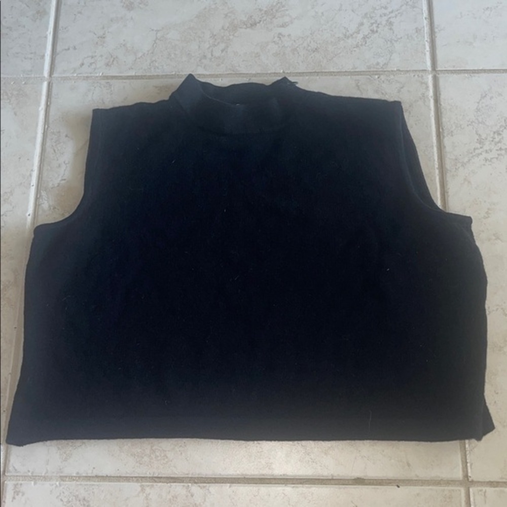 St. John Cropped top Sleeveless crewneck knit zipper shoulder L